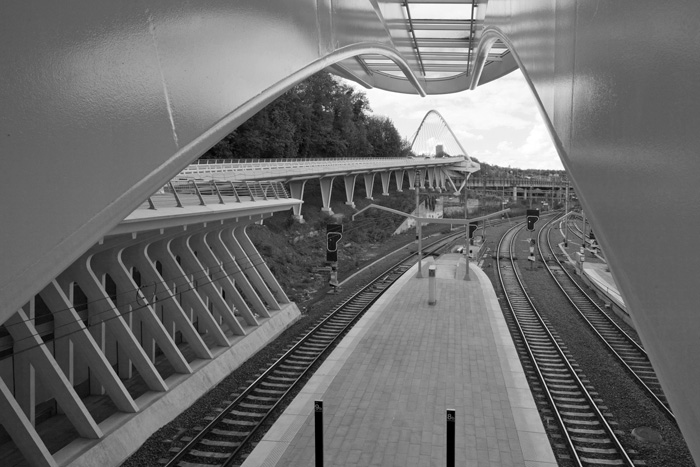 Liège-Guillemins TGV-Bahnhof (Calatrava 2009) Nord-Bahnsteig + Brücke